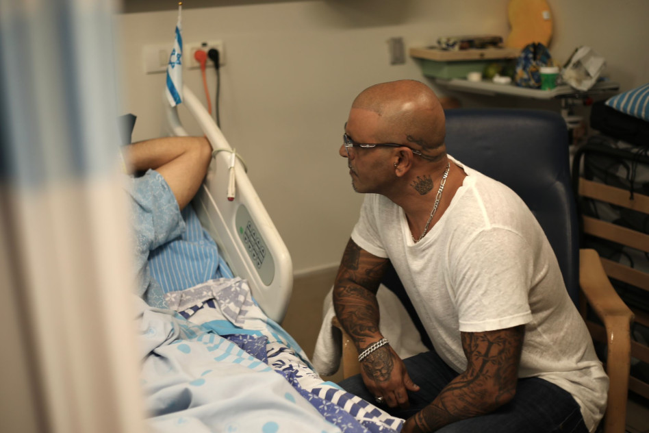 אייל גולן בביקור בבית חולים (צילום: גיא בר-און)