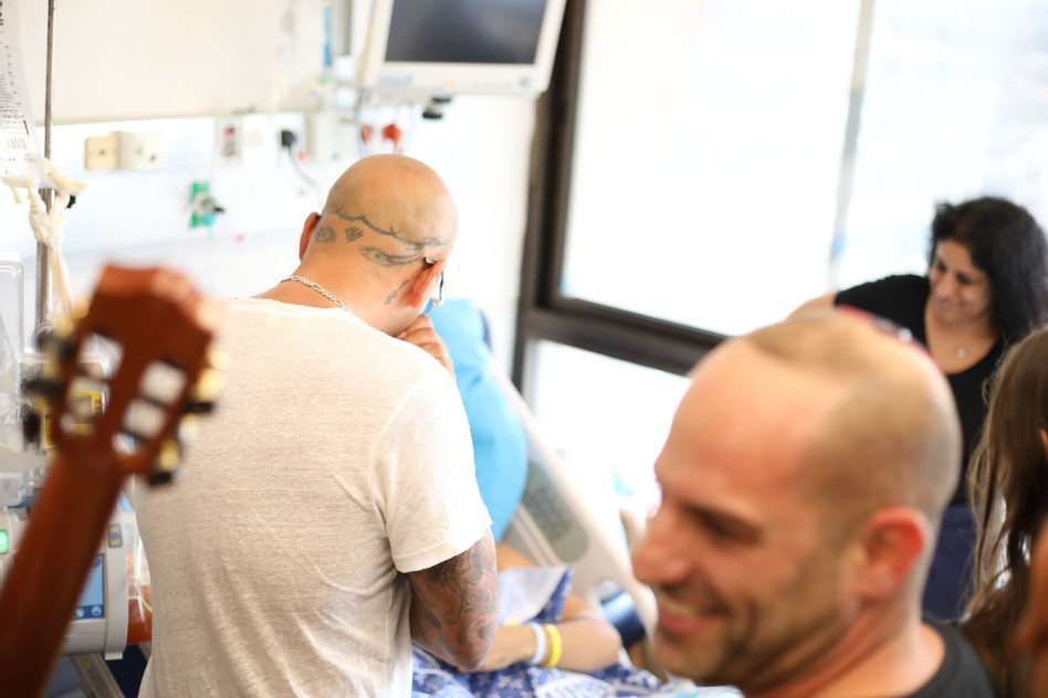 אייל גולן בביקור פצועים בבית החולים (צילום: גיא בר-און)