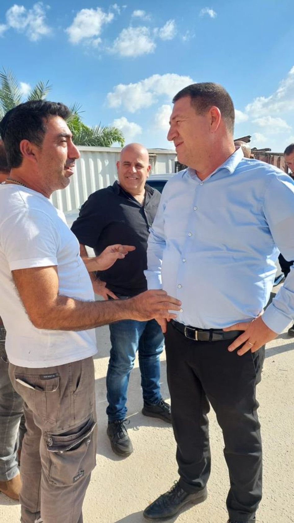 אורי וטרמן בסיור עם חקלאי העוטף (צילום: יח''צ שופרסל)