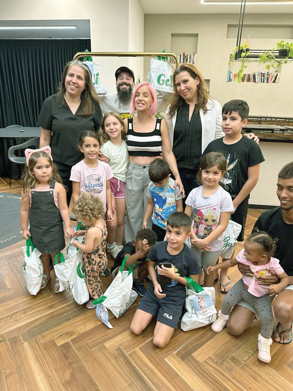 משפחת טרסוב עם גנית אלון למען ילדי עוטף עזה וצפון הארץ (צילום: אסף לוי)
