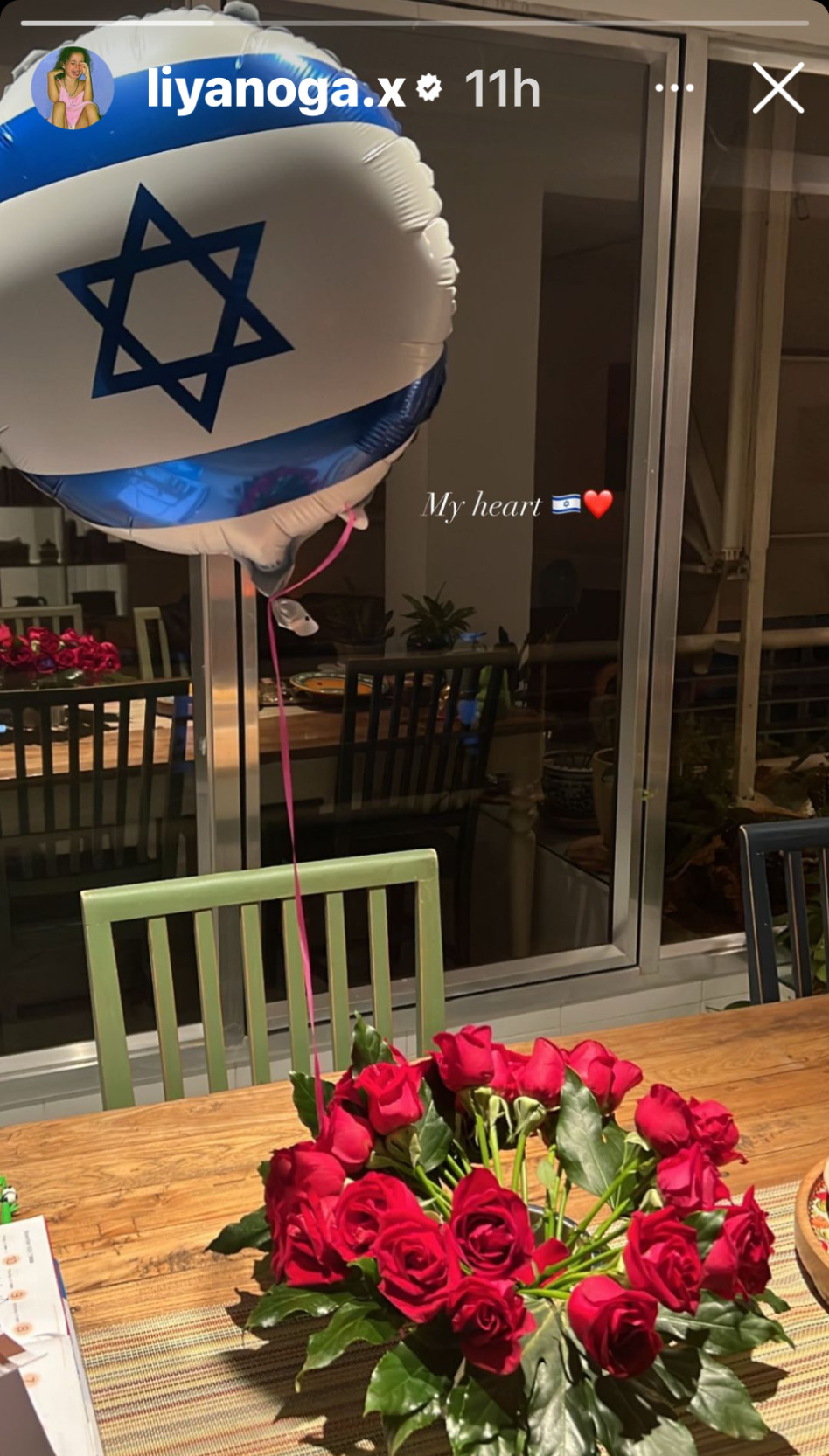 זר הפרחים והבלון שנתן בוזוליק לנגה (צילום: צילום מסך אינסטגרם)