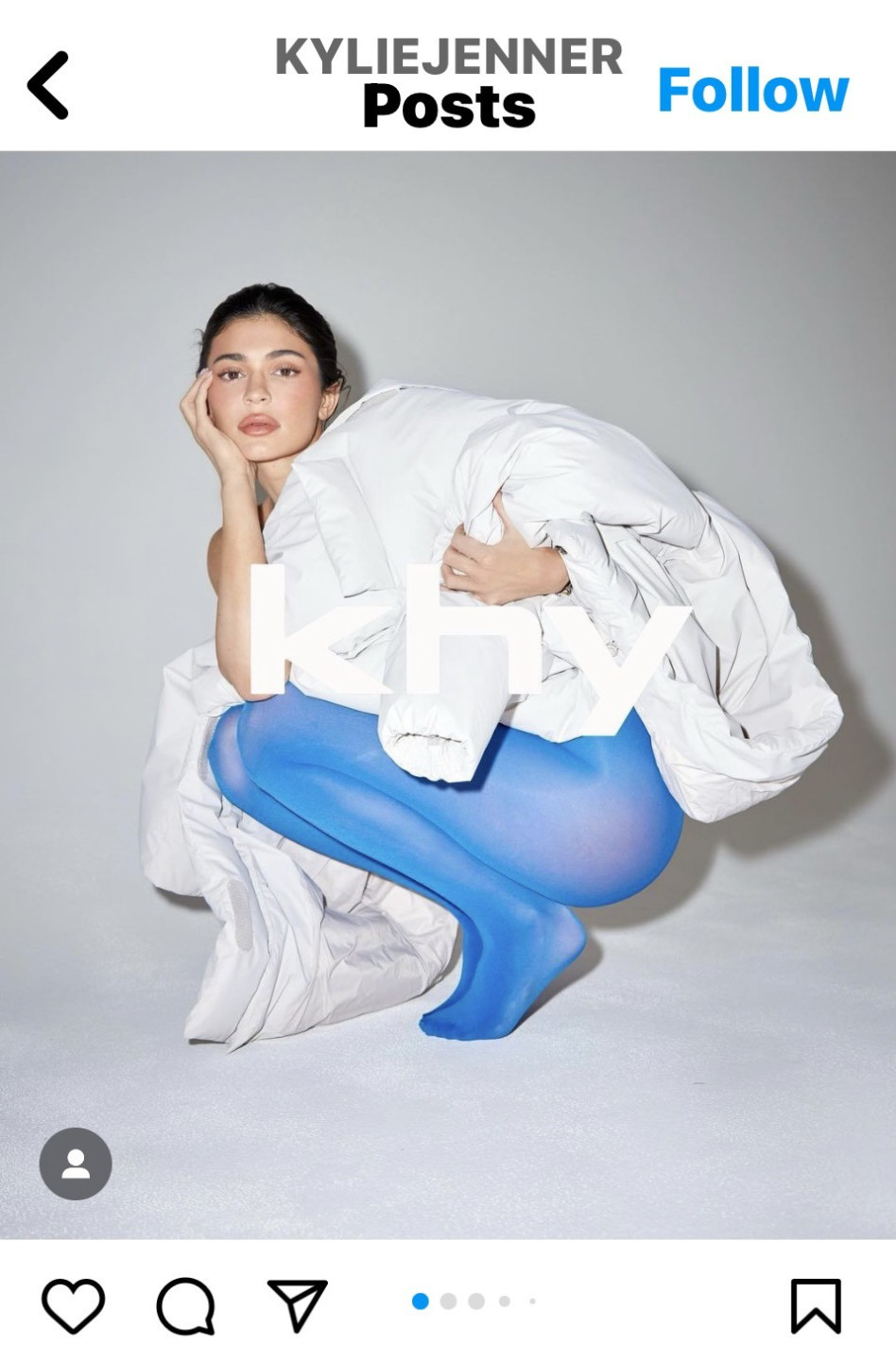 מביעה תמיכה? קיילי ג'נר בקולקציה המדוברת בצבעי כחול לבן (צילום: צילום מסך אינסטגרם)