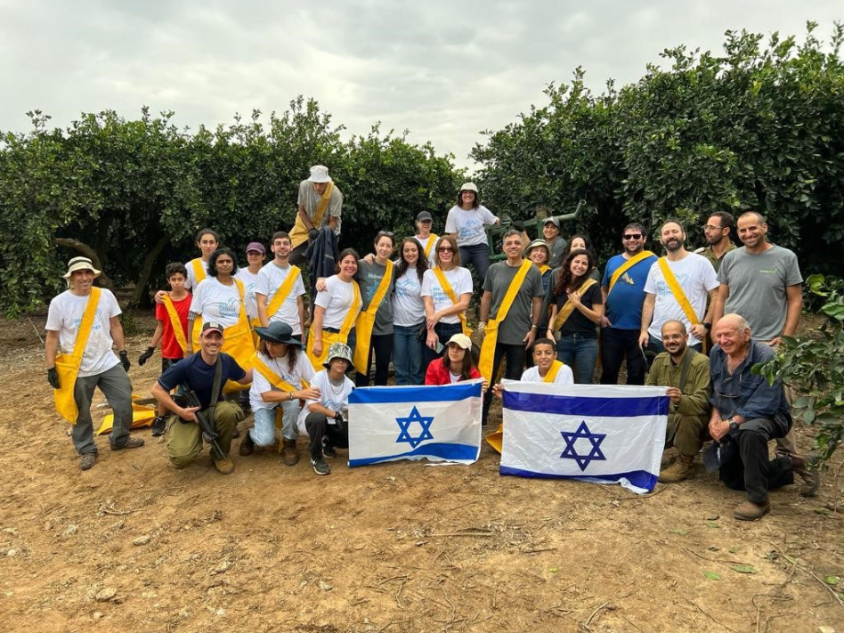 עובדי חברת אדמה בקטיף  (צילום: באדיבות אדמה)