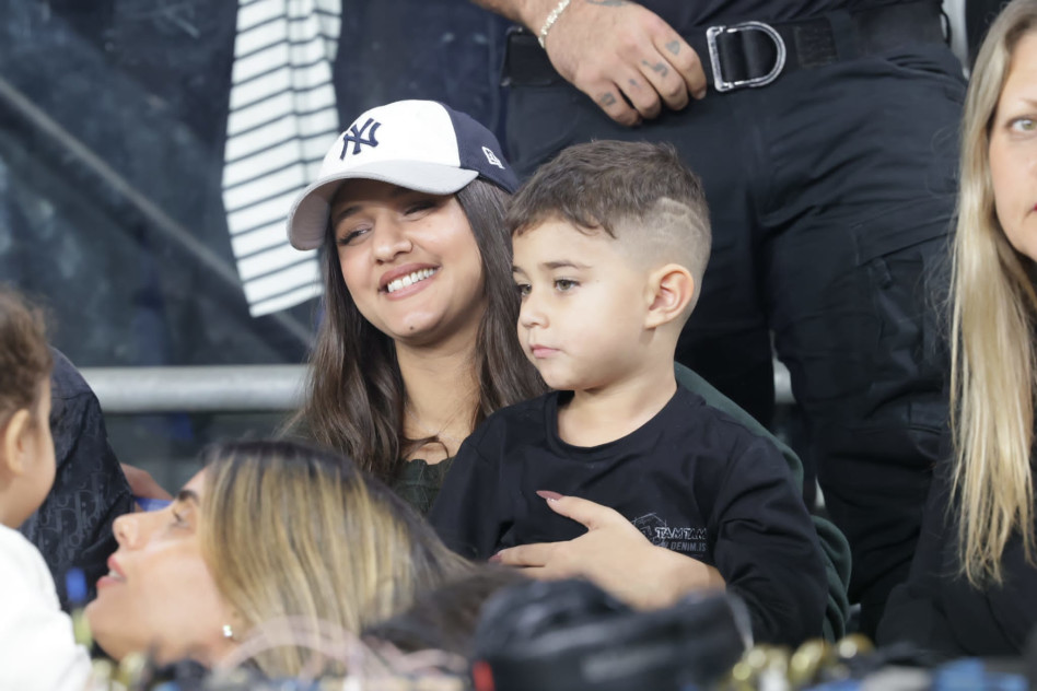 הריעו לאבא מהקהל. עדן בן זקן ובנה מישל (צילום: רפי דלויה)