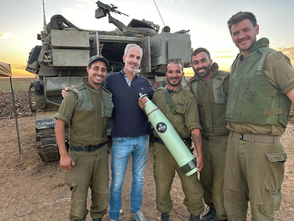 דניאל אלון עם החיילים בשטח  (צילום: צילום פרטי)