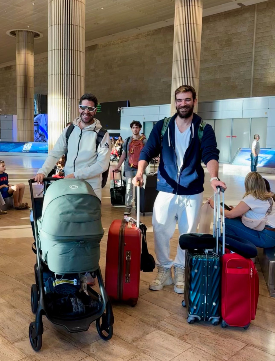 לייזרוביץ' וברגר נוחתים בארץ עם בנם הפעוט (צילום: יח''צ)