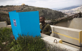 חייל מצביע בבחירות באזור הר גריזים (צילום: רויטרס)