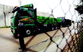 משאית פלסטינית במעבר כרם שלום (צילום: רויטרס)