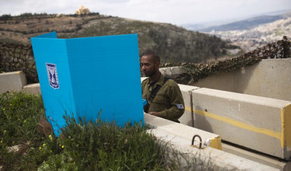 חייל מצביע בבחירות באזור הר גריזים (צילום: רויטרס)