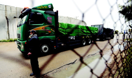 משאית פלסטינית במעבר כרם שלום (צילום: רויטרס)