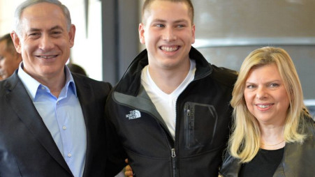 אבנר נתניהו עם הוריו שרה ובנימין נתניהו, ביום גיוסו לצה"ל (צילום: פלאש 90)