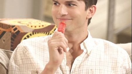 אשטון קוצ'ר ב"שני גברים וחצי" (צילום: באדיבות יס)