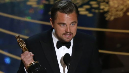 לאונרדו דיקפריו עם הפסלון הנכסף (צילום: רויטרס)