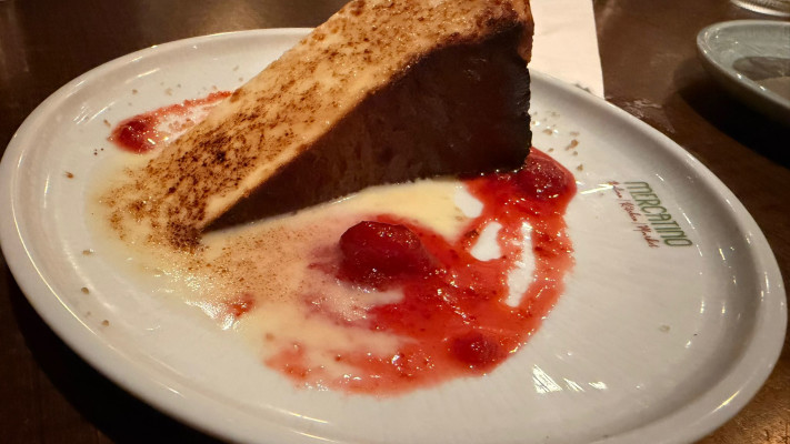 בוסט נוסף של רעננות. עוגת גבינה מקורמלת עם קרם אנגלז וקומפוט תותים