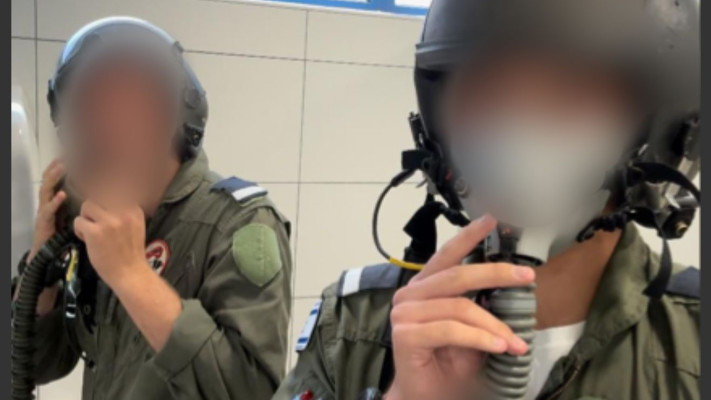 שני בוגרי קורס הטיס החדשים