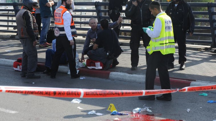 זירת הפיגוע מחוץ לתחנת רכבת ההגנה. צילום: אבשלום ששוני