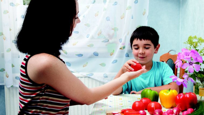 ילד אוכל פירות 