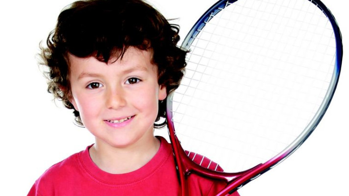 ילד משחק טניס. צילום: אינגאימג'