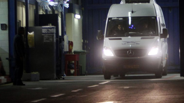 רכב שב&quot;ס ובו משוחררי עסקת שליט, ליד כלא עופר, דצמבר 2011. צילום: אורי לנץ