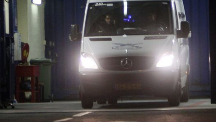 רכב שב''ס ובו משוחררי עסקת שליט, ליד כלא עופר, דצמבר 2011