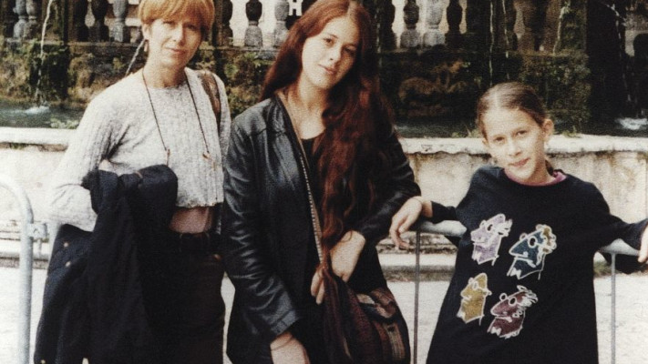 נועה אייל עם אימה ואחיה 