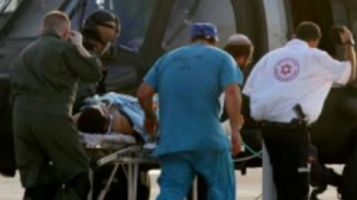 להראות לטראמפ מי הבעייתי ומי עושה הכל כדי לעזור. פצועים סורים מפונים לבית חולים בישראל. צילום: אביב עזוז