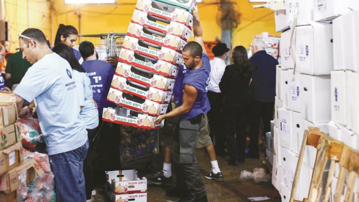 חלוקת מזון לנזקקים בחגים. צילום: יונתן סינדל, פלאש 90