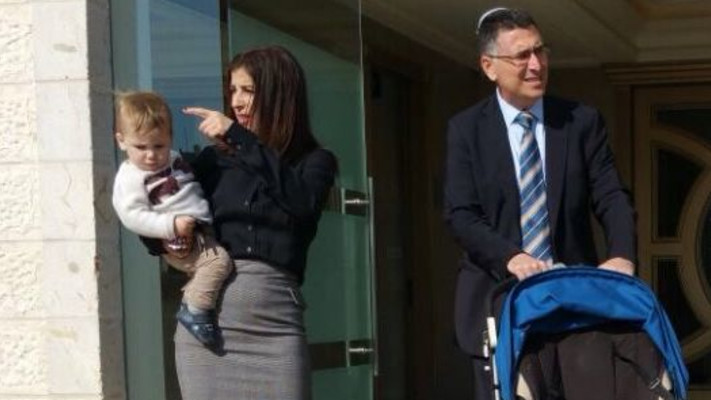 גדעון סער, גאולה אבן והבן דוד