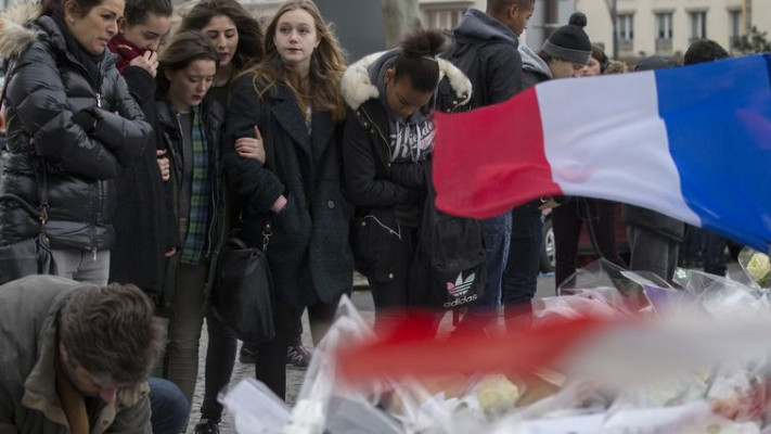 עצרת לזכר קורבנות הפיגוע בהיפר הכשר בפריז. צילום ארכיון: רויטרס
