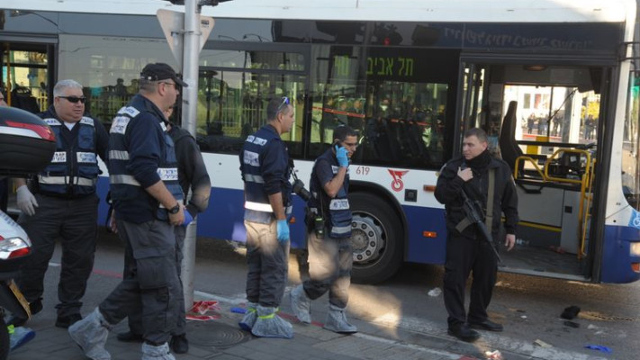 זירת פיגוע הדקירה בקו 40 בתל אביב. צילום: אבשלום ששוני