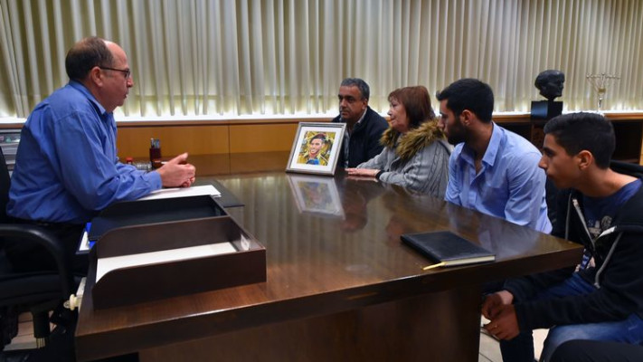 משפחת שאול בפגישה עם שר הביטחון דאז, משה יעלון. צילום: אריאל חרמוני, משרד הביטחון