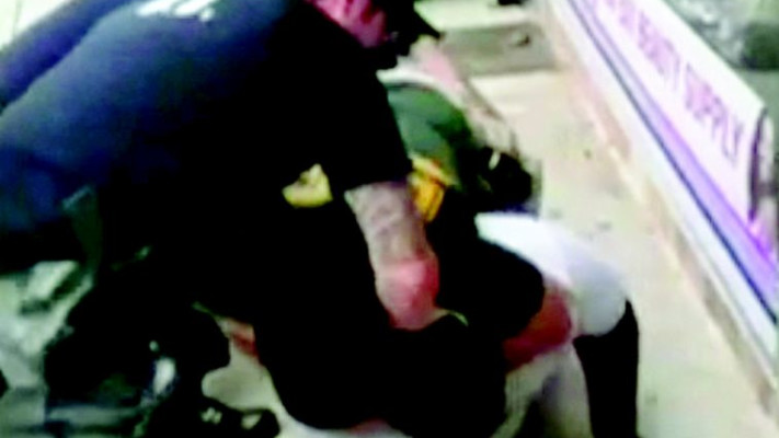 אריק גרנר מוכה ע''י שוטרים