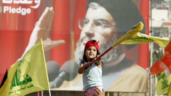 ילדה עם דגל החיזבאללה