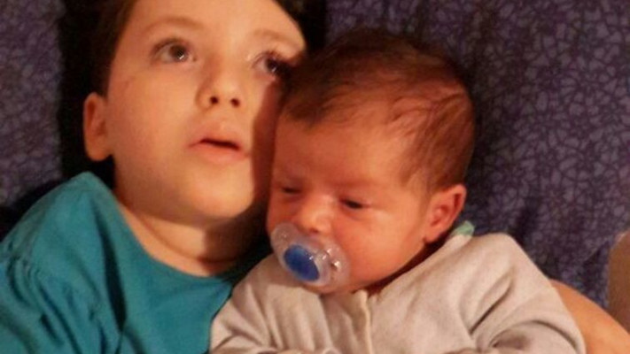 אדל ביטון ואחיה. צילום: באדיבות המשפחה