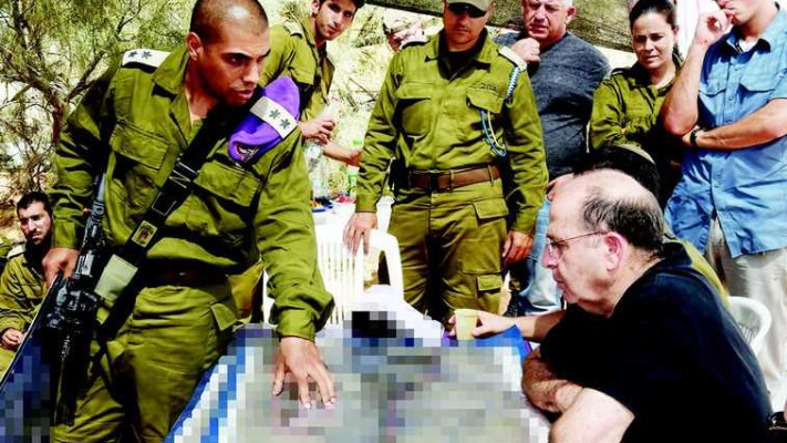 חג'בי עם שר הביטחון לשעבר יעלון במהלך 'צוק איתן'. צילום: אלון בסון