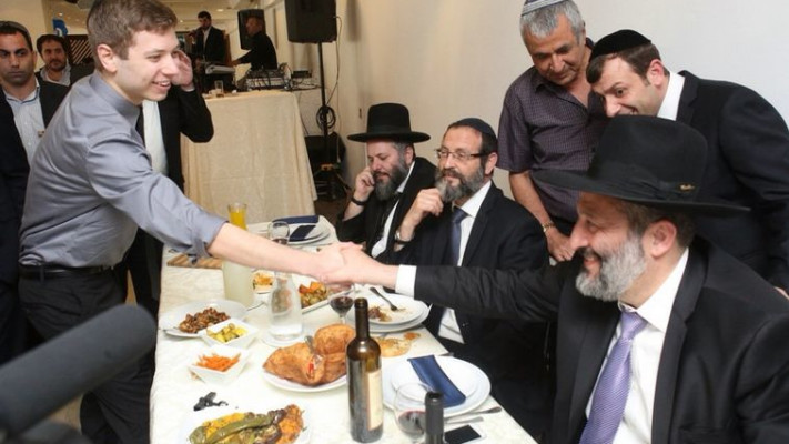 יאיר נתניהו עם אריה דרעי. צילום: קובי הרצבי, בחדרי חדרים