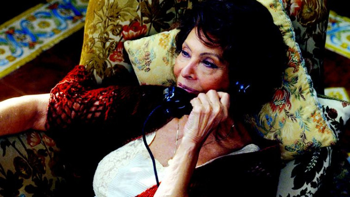 סופיה לורן. אפרוני שיחק לצידה בסרט &quot;יהודית&quot; שיצא בשנת 1966. צילום מסך