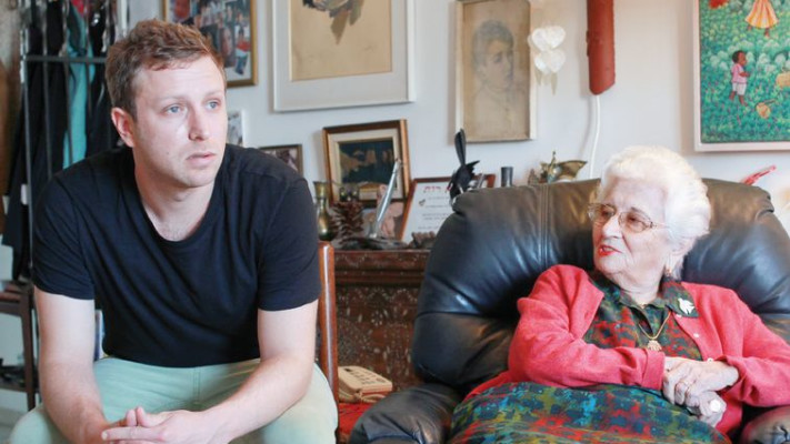 אני וסבתא בסלון ביתה. צילום: רענן כהן