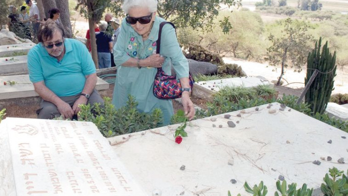 כשאבא מת, משהו בסבתא נסדק. אסי