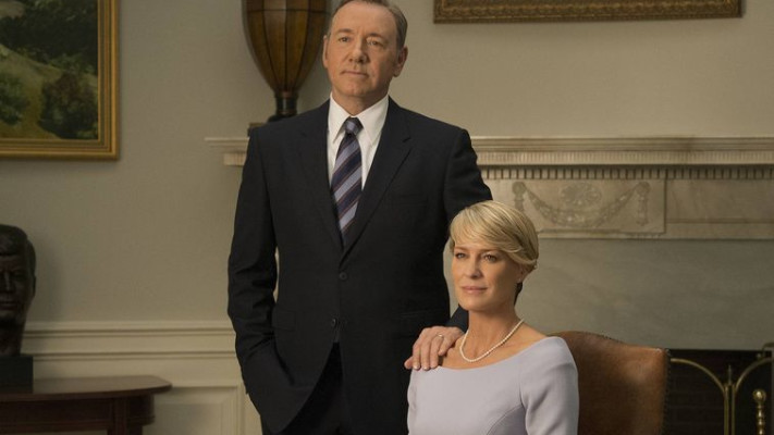 קווין ספייסי ורובין רייט ב&quot;בית הקלפים&quot;. הוט