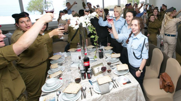 חיילים בודדים חוגגים את חג הפסח