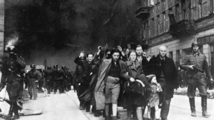לוחמי מרד גטו ורשה מובלים בשיירה