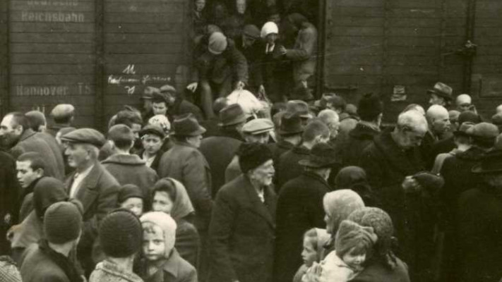 יהודים מורדים מהרכבת במחנה אושוויץ. צילום: באדיבות יד ושם 