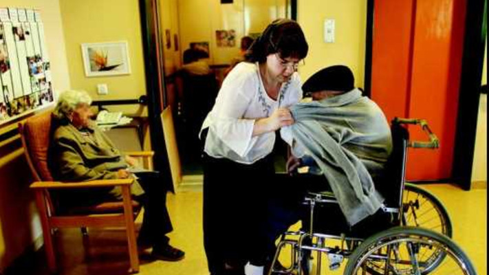 ניצולי שואה בהוסטל 