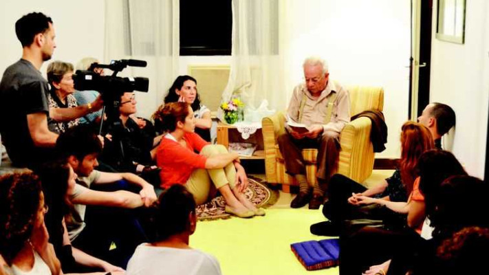 מפגש ''זכרון בסלון'' עם ניצול שואה 