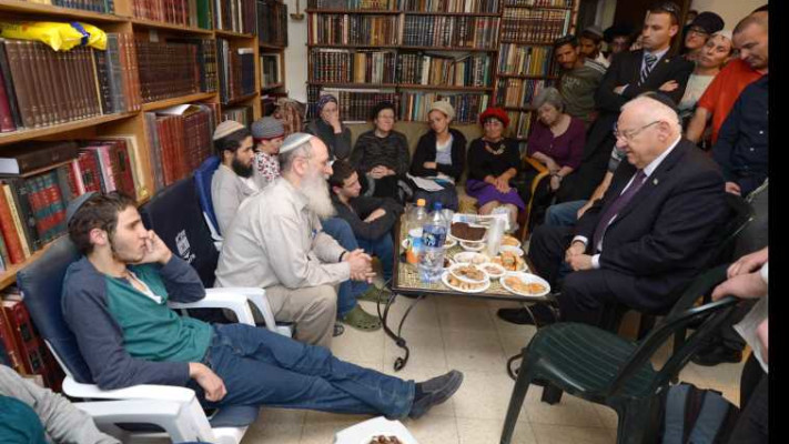 נשיא המדינה מנחם את משפחת שירקין לאחר הרצח. צילום: דוברות בית הנשיא