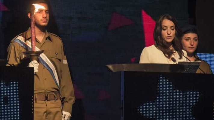 הייתה במסע לגיוס תמיכה בישראל באוסטרליה, לוסי אהריש מדליקה משואה. צילום: הדס פורוש, פלאש 90