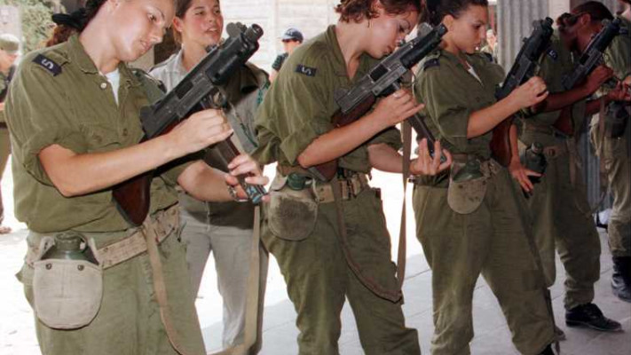 "נמצאות במסגרת  לא צנועה", חיילות צה"ל. צילום רויטרס