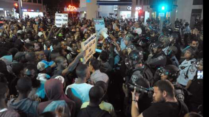 עימותים בין יוצאי אתיופיה למשטרה בכיכר רבין ב-2015. צילום: אבשלום ששוני
