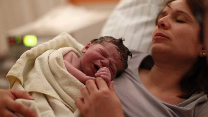 &quot;השמחה האדירה שמלווה את המחלקה&quot; יולדת ותינוק. צילום: אינג' אימג'